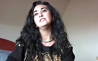 Toda una señora en la calle, ¡una guarra en la cama!
